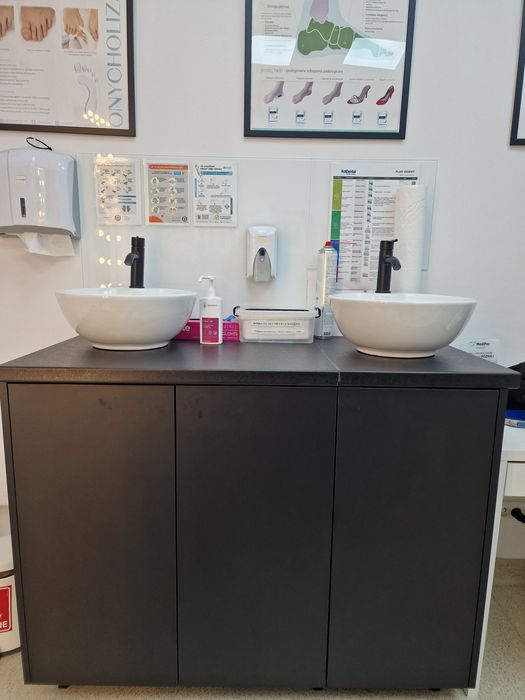 Umywalka Kerra 41×41 oraz bateria umywalkowa Sensea