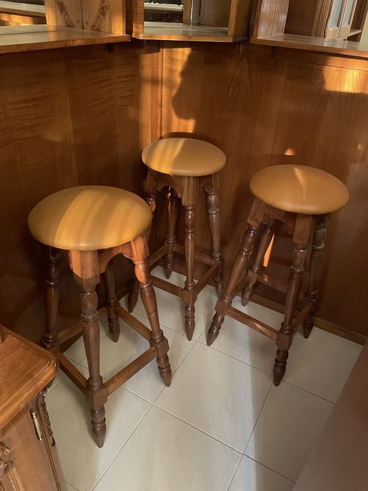 Vendo bar de canto com estante e 3 bancos altos