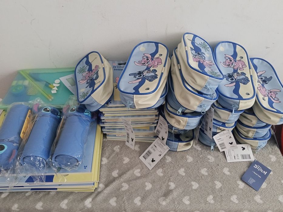 Piórnik książeczki z naklejkami Disney Stitch .