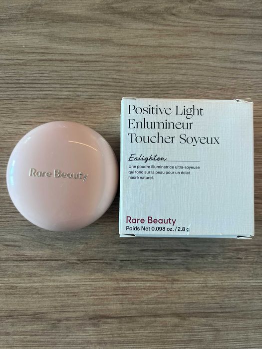 Rare Beauty Positive Light Highlighter - rozświetlacz kolor Enlighten