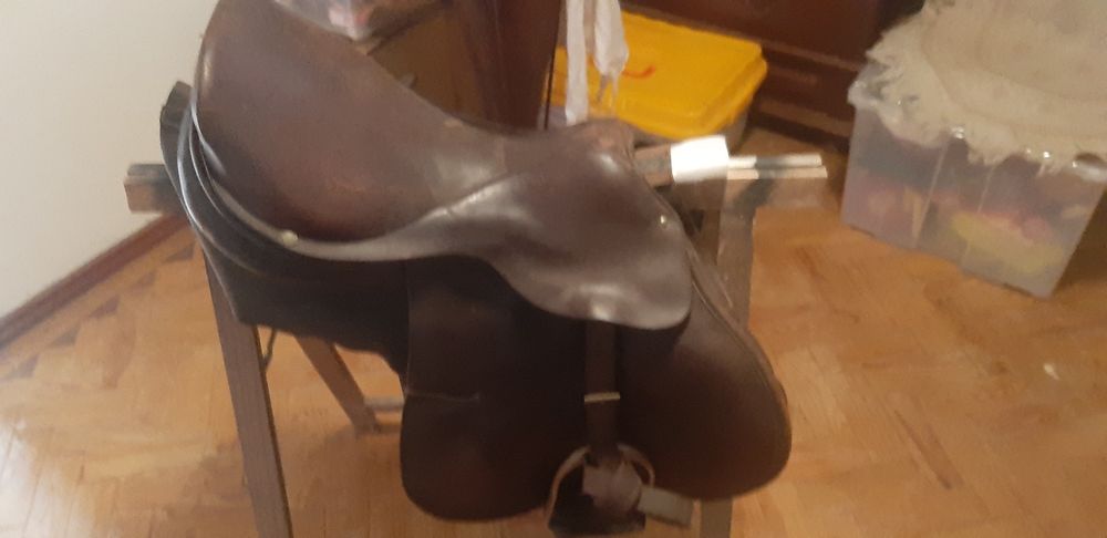 Sela inglesa em couro com arreios