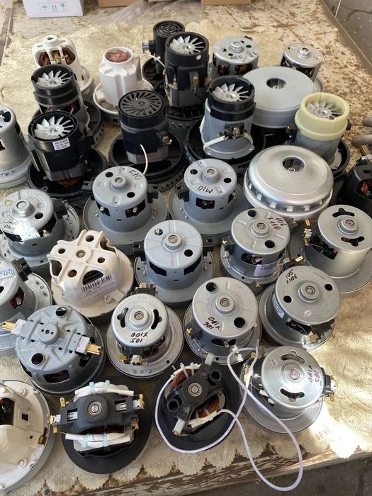 Щітка, насадка ,мішок ,набір фільтрів,труба ,шланг,двигун для пилососа