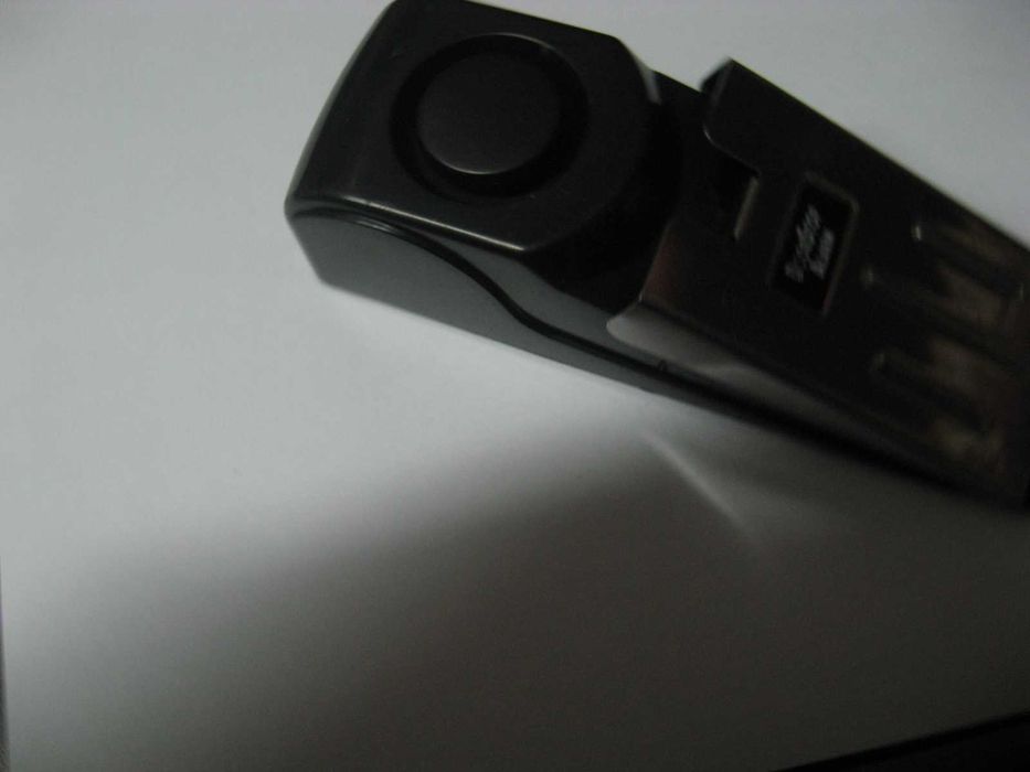 Travão de porta com alarme