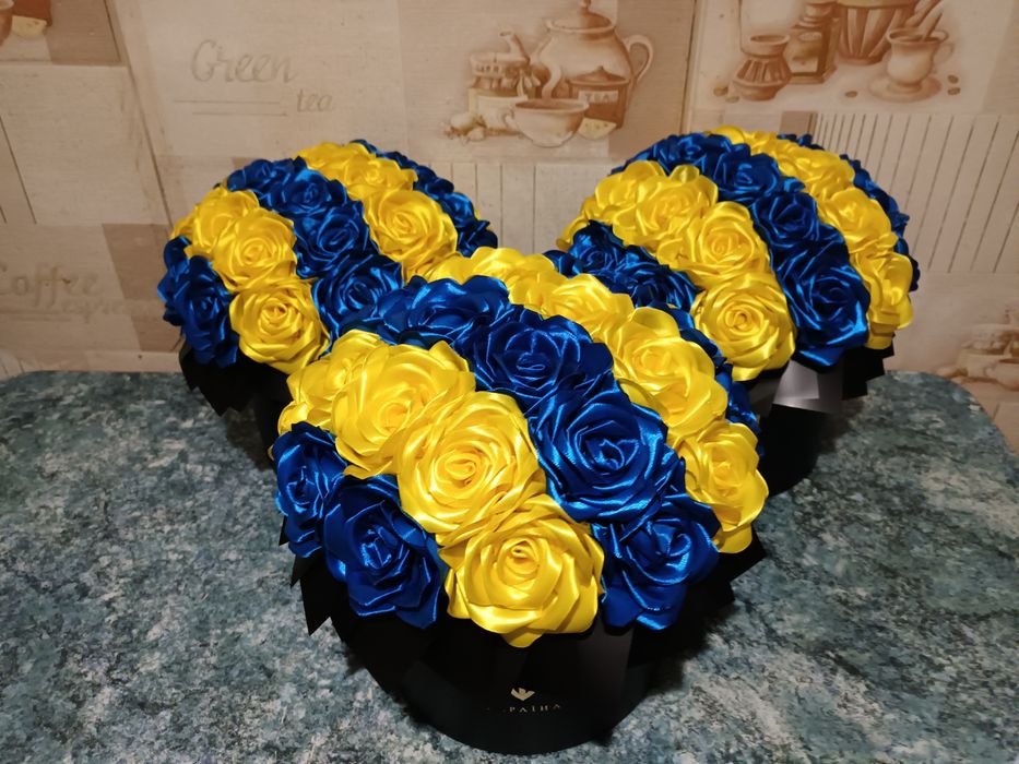 Букети з атласної стрічки під замовлення.