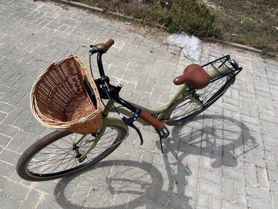 Bicicleta urbana Dolce Vita by Canellini mulher com bolsa e cesto - Verde Oliva