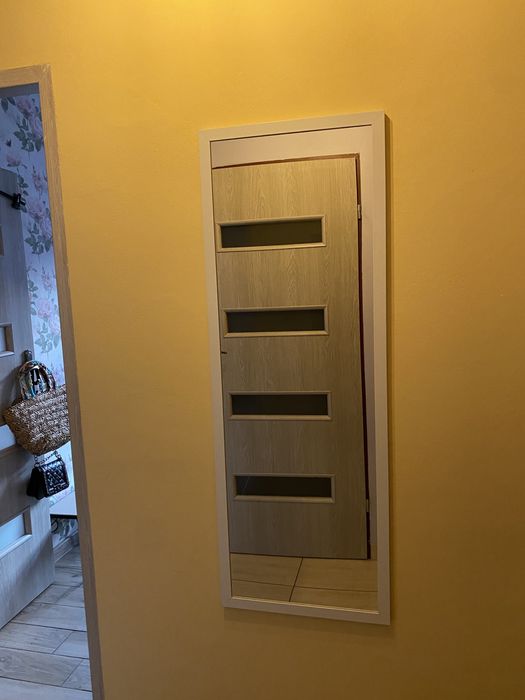 Lustro w białej ramie