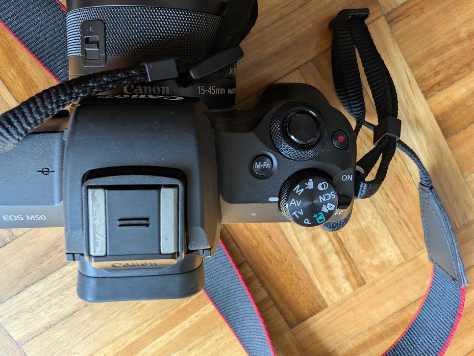 Kit Canon EOS M50 + Lente 15-45mm + Adaptador AC + Extras