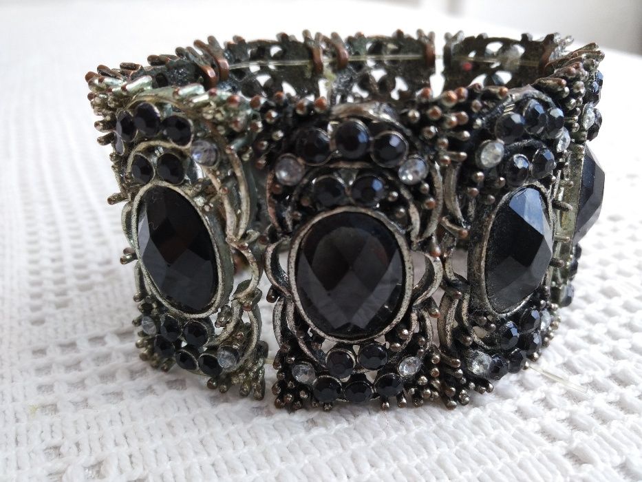 Pulseira prateada com pedras pretas