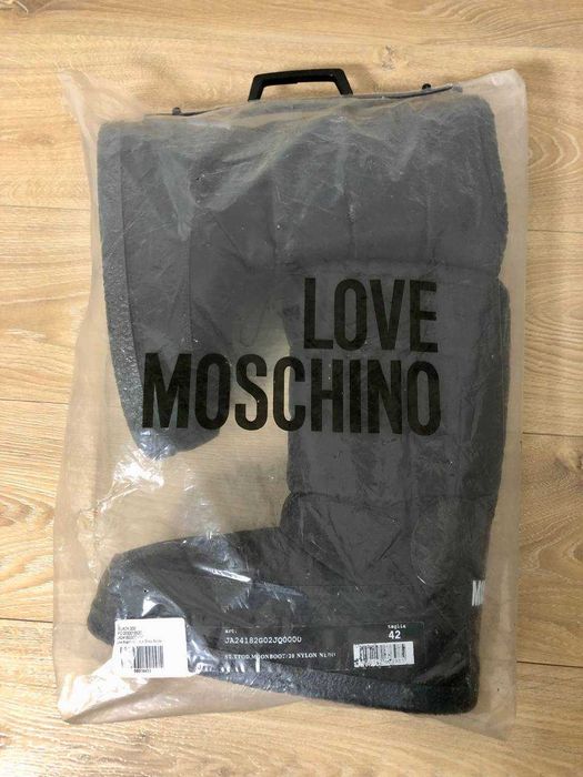 мунбути Love Moschino