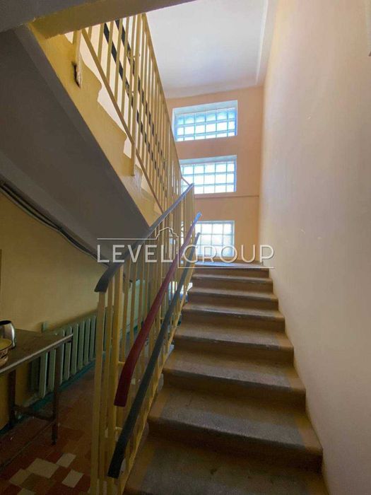 Продаж окремої будівлі на великій земельній ділянці на Старій Дарниці