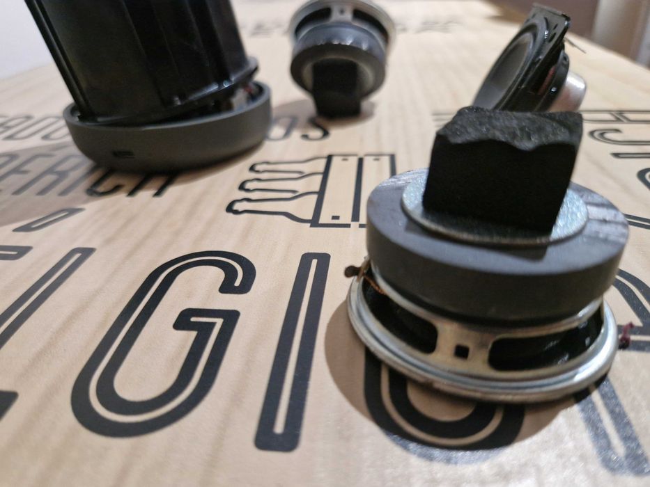 Lote de 4 alto-falantes originais JBL e Beosound Explore speaker.