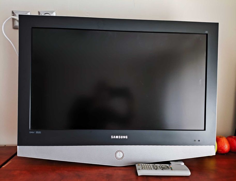 TV Samsung 37" z pilotem + uchwyt ścienny