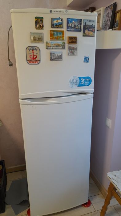Продам двокамерний холодильник LG. 2800грн.