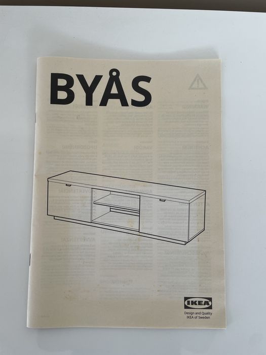 Móvel IKEA BYÅS — design simples e funcional