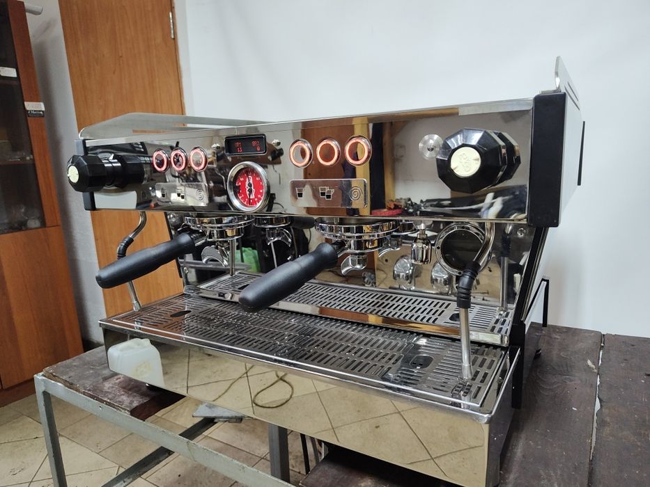 Професійна кавомашина La marzocco linea pb