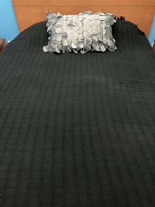 Colcha /Manta preta com almofada prata