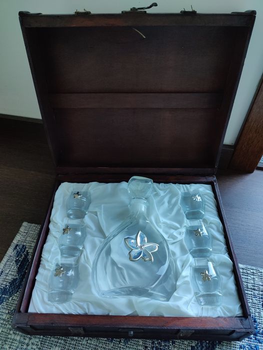 Conjunto de garrafas e copos licor