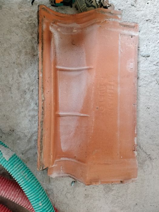 Telhas e Telhões Usados à esquerda Telhasino Bustos