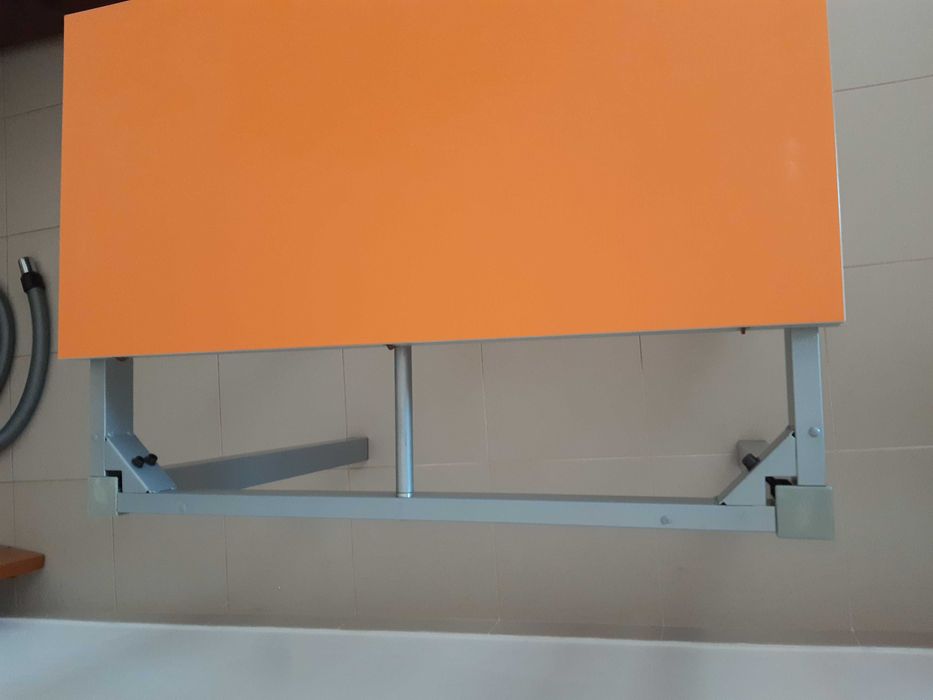 Mesa de cozinha em bom estado dobravel