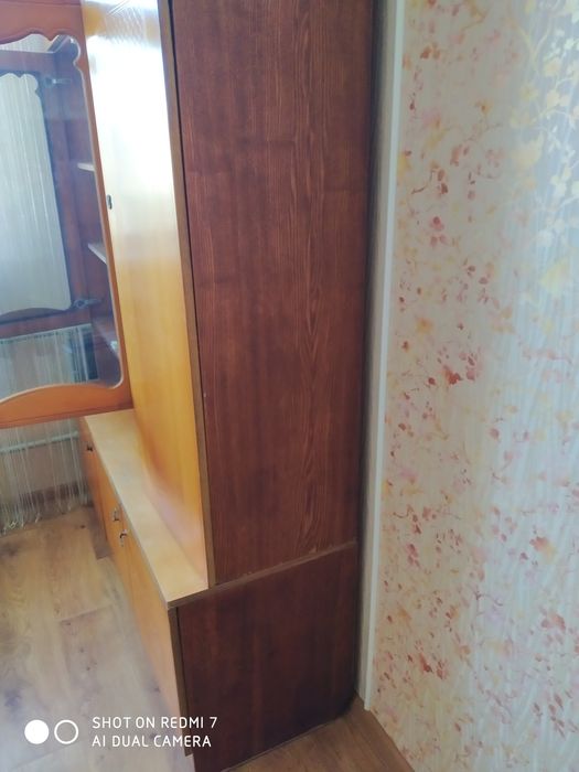 Шкаф с полками в хорошем состоянии