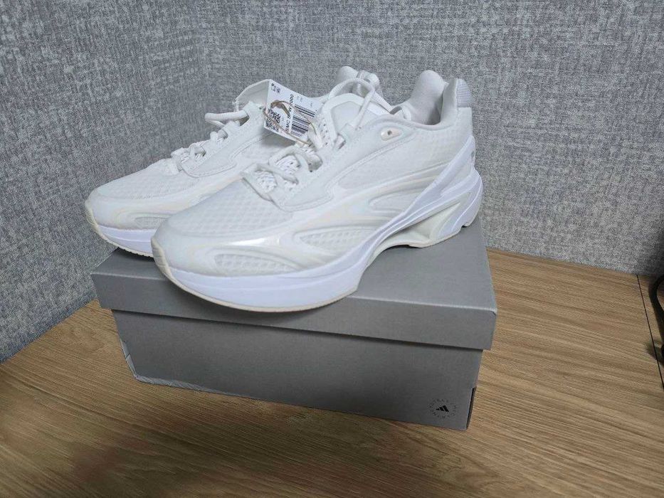 Продам нові фірмові кросівки Adidas.