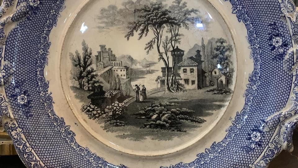 Grande prato de servir ingles sec. XIx da marca F. Primávesa & son Cardiff.