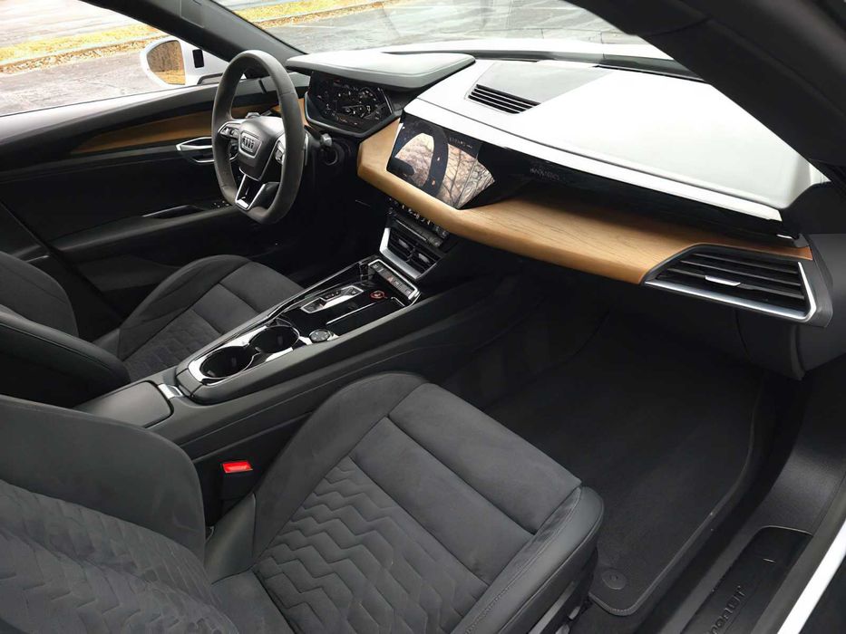 Audi e-tron      2023