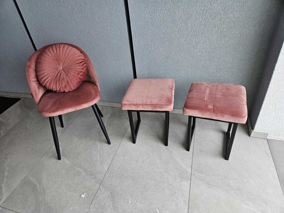Różowy fotel + pufy