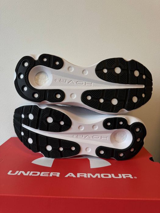 Оригінальні кросівки Under Armour Infinite.