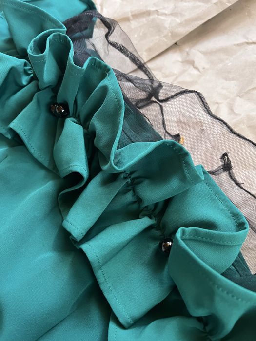 Сукня міні смарагдового кольору з прозорими плечима S/36