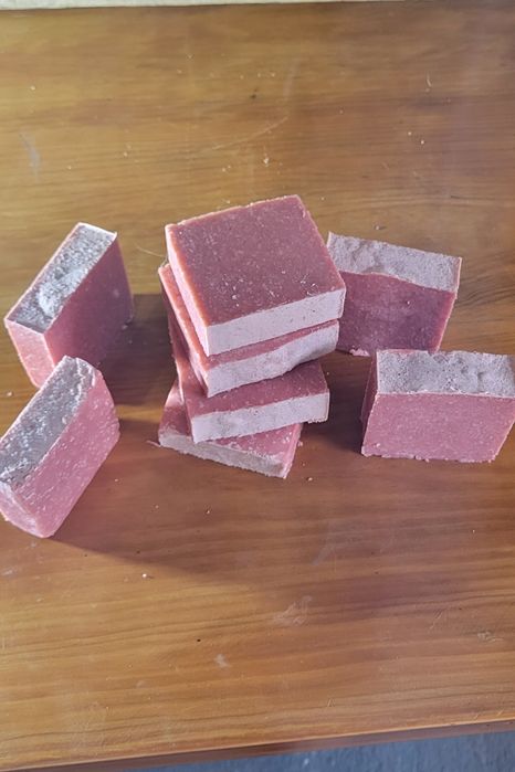 Sabonete artesanal esfoliante Argila Rosa e Sal dos Himalaias