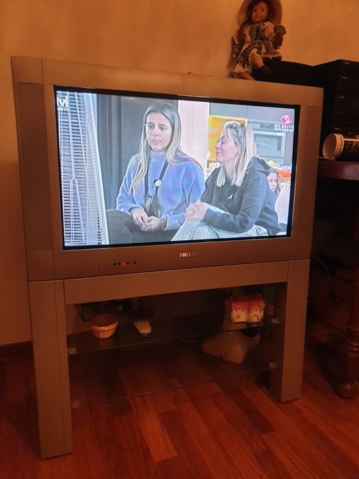 TV 32 polegadas + movel tv grundig