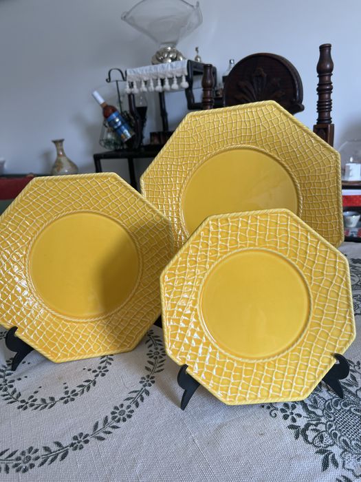 Conjunto de Pratos Bordallo Pinheiro – Amarelo (Coleção Oitavada)