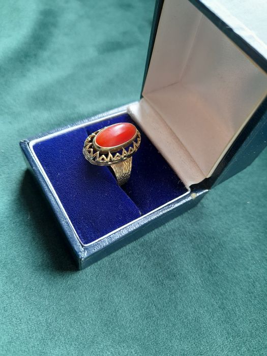 Piękny zloty pierścionek z koralem