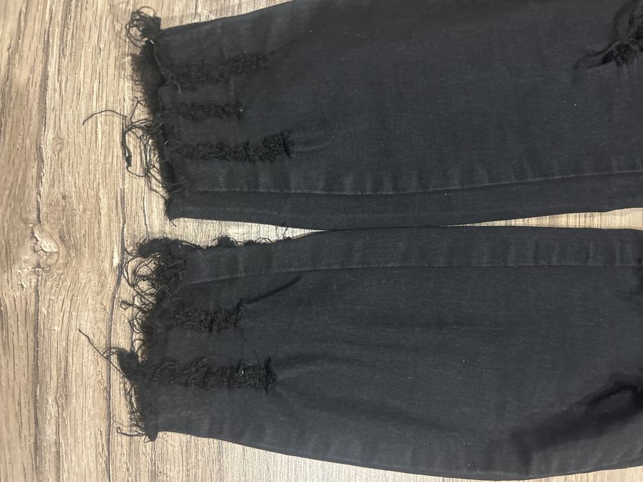 Czarne dżinsy z rozdarciami