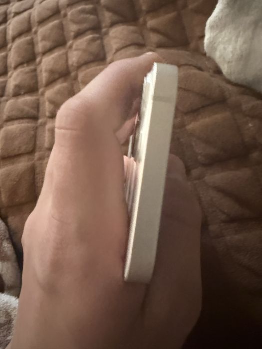 Продам Iphone 13