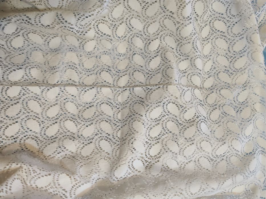 Tecido em renda branco padrão lágrimas ou ilhós. Ideal para artesanato.