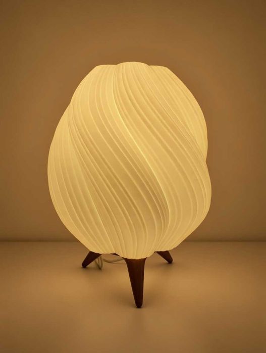 Сучасна настільна лампа біла на коричневих ніжках 23см