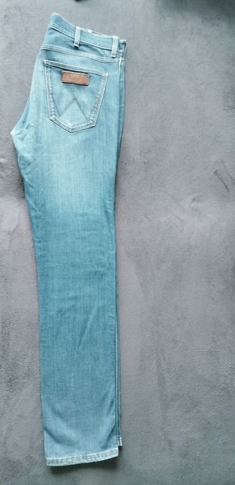 Nowe spodnie jeansowe Wrangler. Rozmiar: 31.