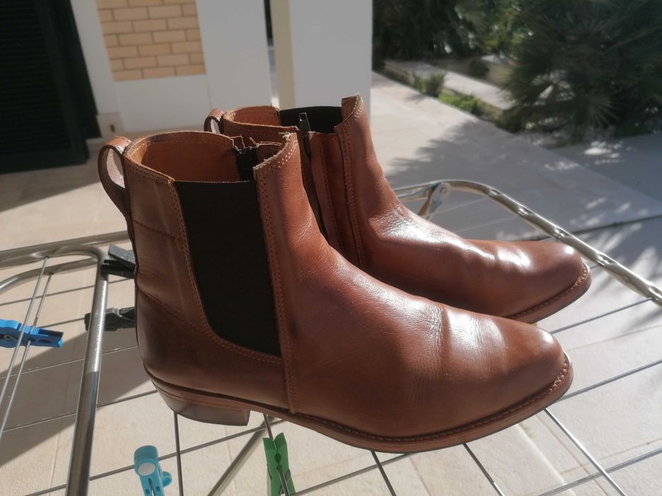 Botas em pele castanha