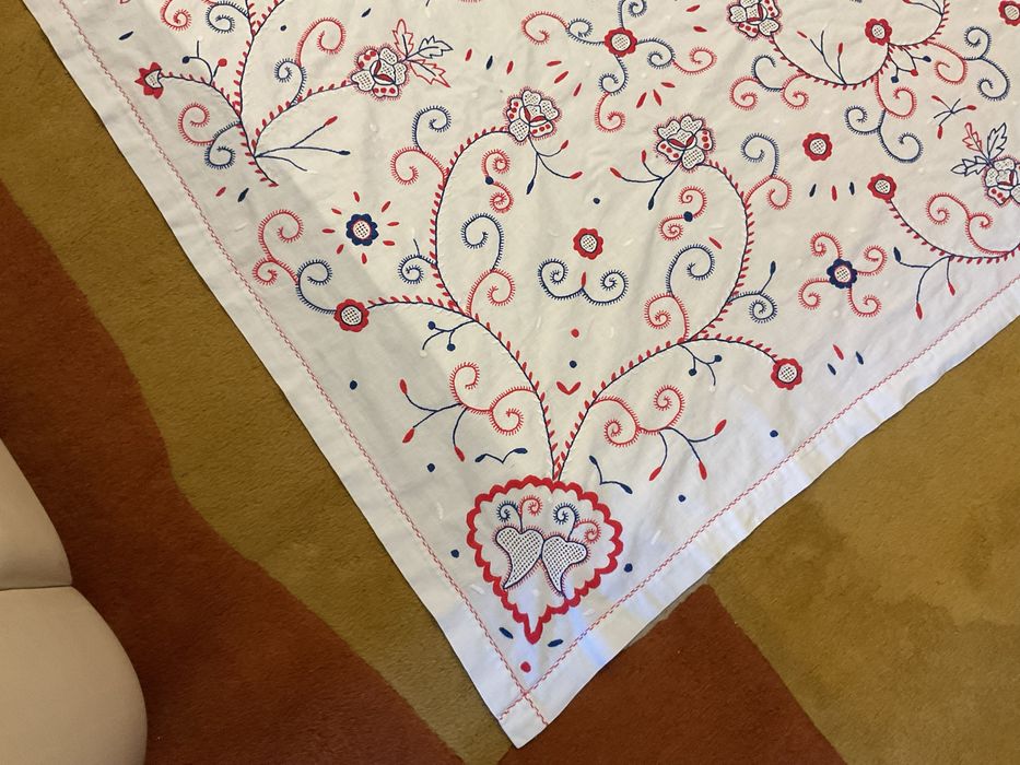 Linda toalha de mesa antiga em linho com bordados de Viana 220 x 154 cm aprox.