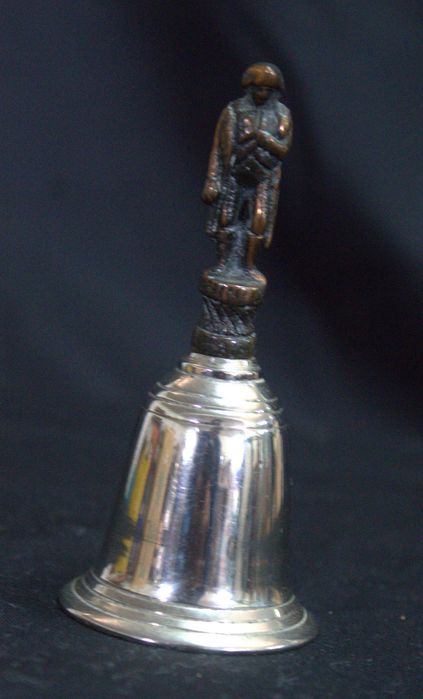 Sino de mesa de metal prateado figura de um soldado, estilo clássico.
