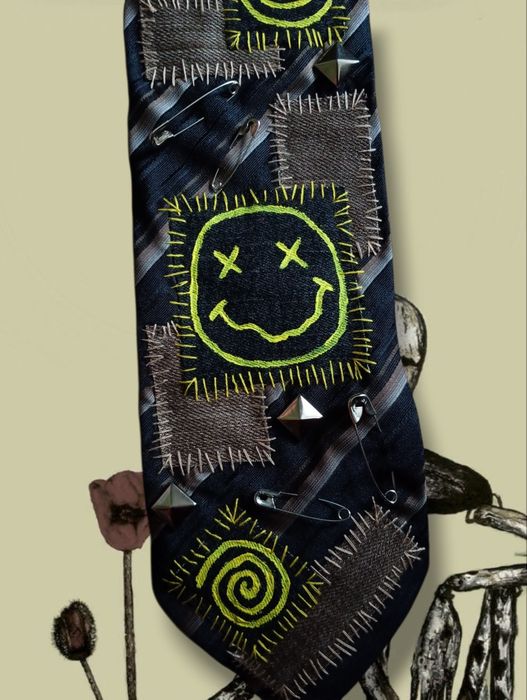 Krawat inspirowy zespołem Nirvana