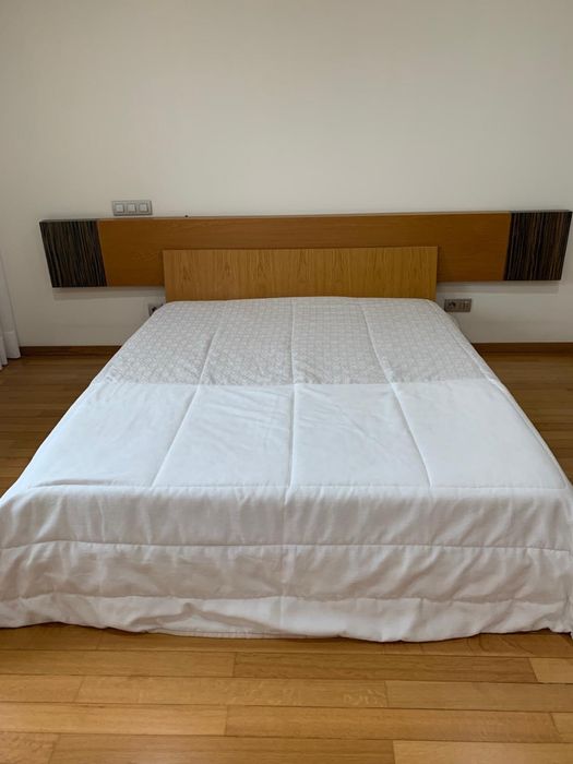 Cama de casal em Carvalho Francês