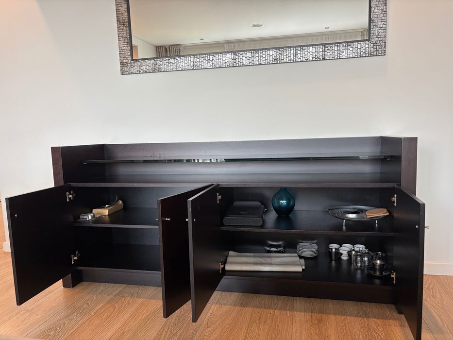 Móveis da sala de estar e da entrada do mesmo design