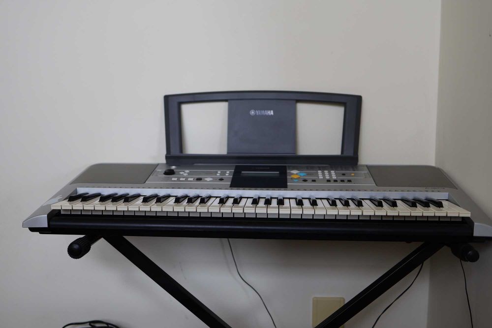 Teclado eletrónico Yamaha E323 | Teclado com suporte + Banco de piano