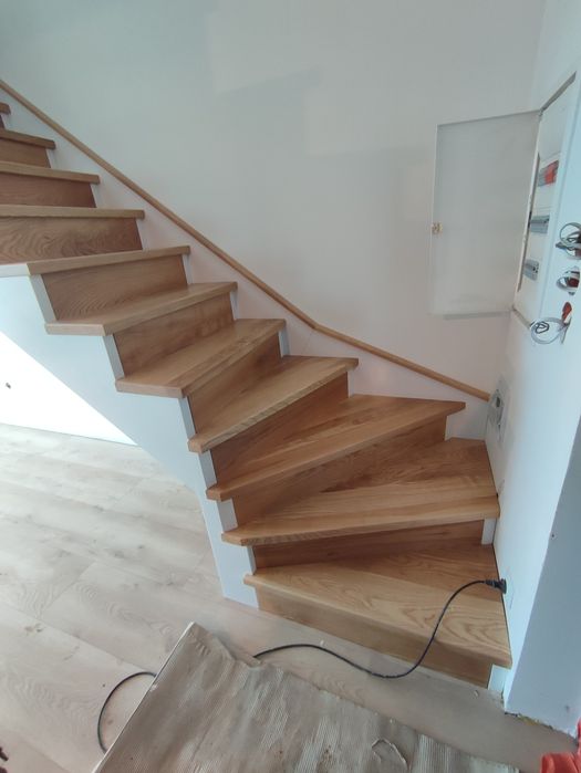 Stopnie i parapety z jesiona