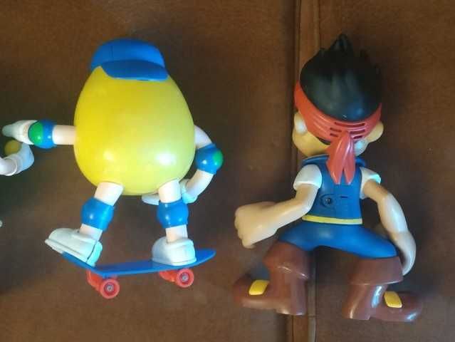 Boneco Jake Pirata da Terra do Nunca da Disney e Boneco M&M