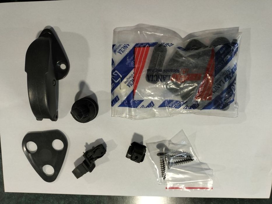 Zestaw montażowy szyby uchylnej FIAT 126, nowy, BEZ SZYBY