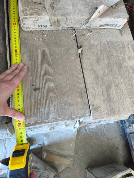 Pavimento cerâmico a imitar madeira NOVO -  14m2